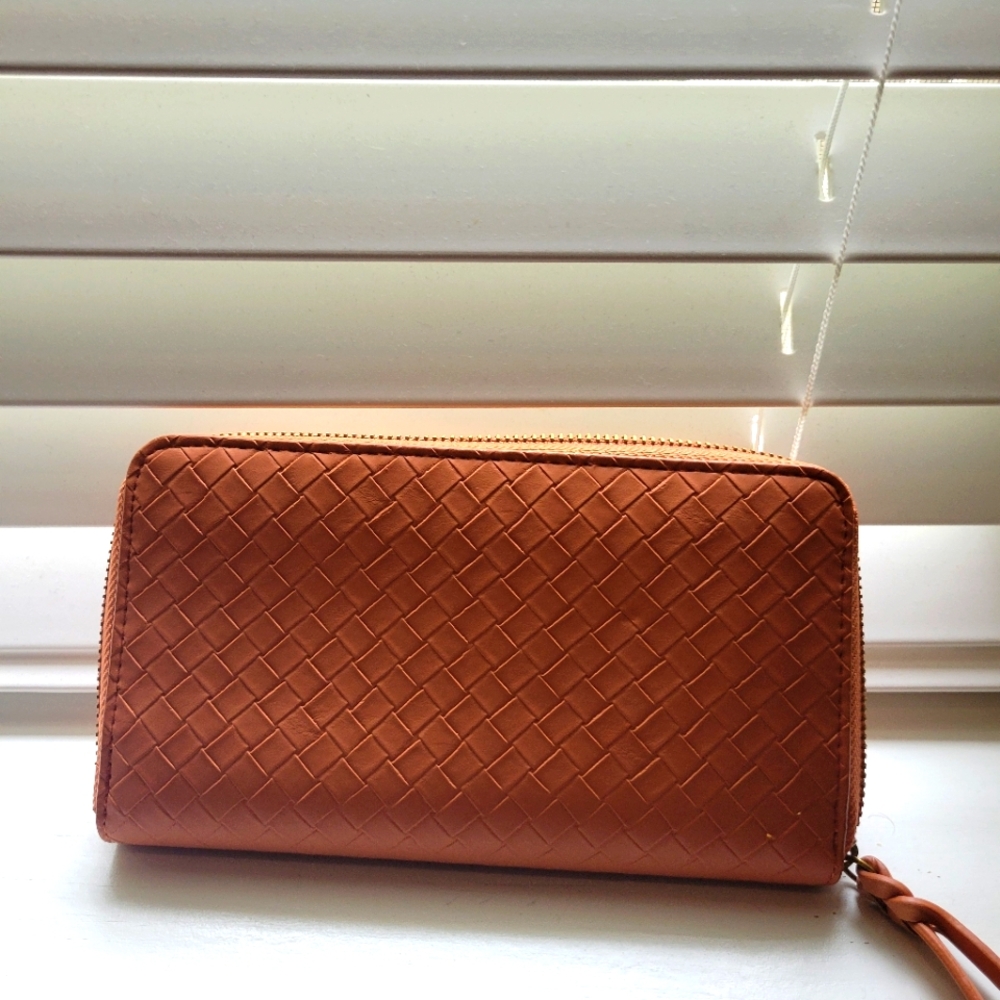 New Universal Thread Wallet